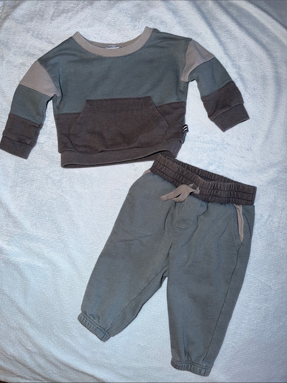 Splendid Olive & Gray Colorblock Sweatshirt and Joggers Set